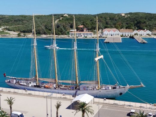 (Fotos) El histórico velero Santa Maria Manuela atraca en el puerto de Maó