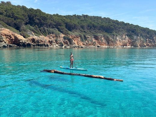 (Fotos) Salvamento Marítimo retira un enorme tronco flotante frente a Binigaus