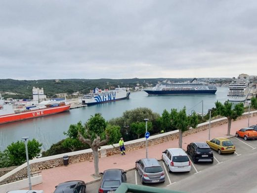 (Fotos) Cuatro grandes navíos hacen escala en el puerto de Maó