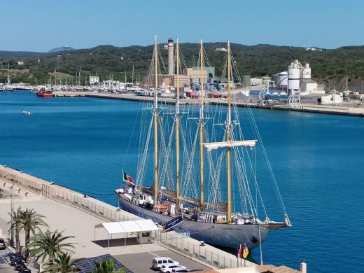 (Fotos) El histórico velero Santa Maria Manuela atraca en el puerto de Maó