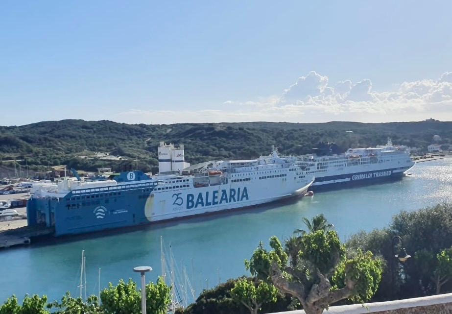 El buque de Baleària hoy en el puerto de Maó