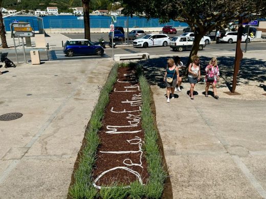 (Fotos) El Maó+Flors arranca con poesía por toda la ciudad