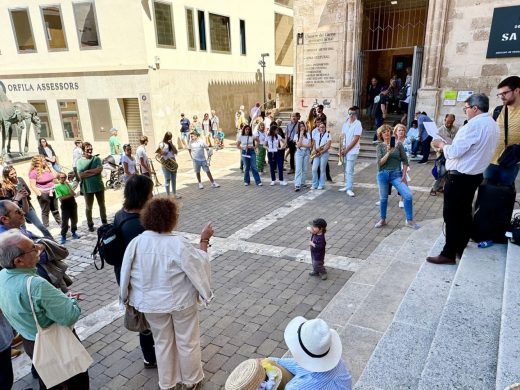 (Fotos) El Maó+Flors arranca con poesía por toda la ciudad