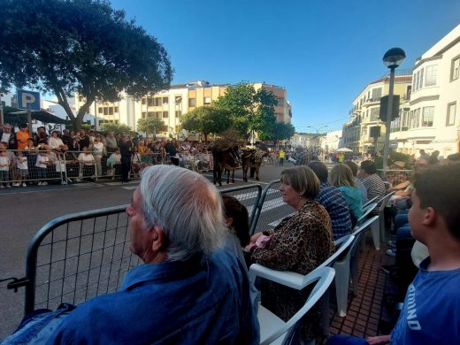 Ferreries estrena su nueva feria del campo con un desfile