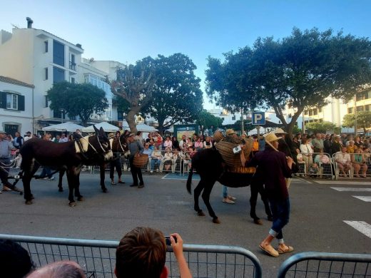 Ferreries estrena su nueva feria del campo con un desfile