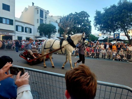 Ferreries estrena su nueva feria del campo con un desfile