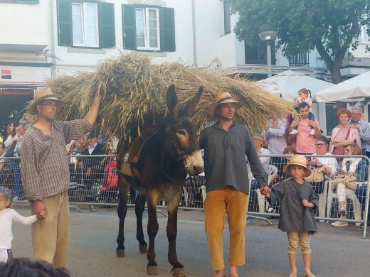 Ferreries estrena su nueva feria del campo con un desfile