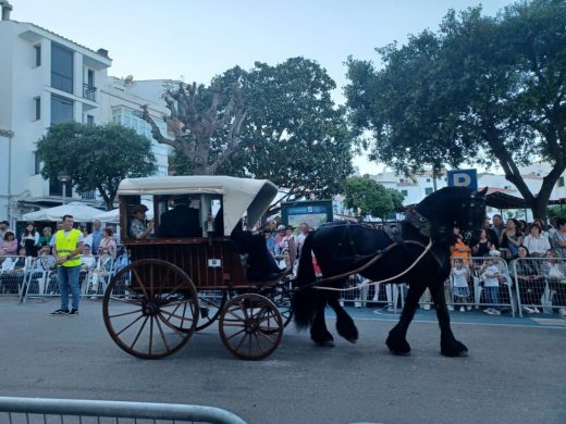 Ferreries estrena su nueva feria del campo con un desfile