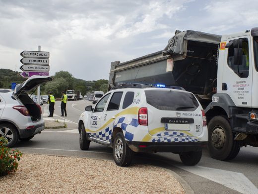 (Fotos) Accidente en Es Mercadal: un camión embiste a un coche en la rotonda de entrada