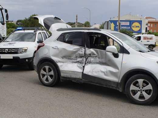 (Fotos) Accidente en Es Mercadal: un camión embiste a un coche en la rotonda de entrada