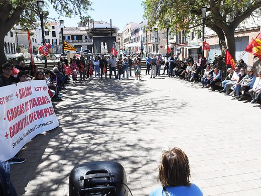 (Fotos) Más de cien personas se manifiestan en Maó bajo el lema “por el pleno empleo”