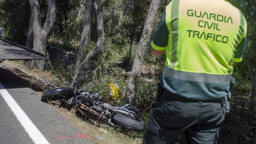 Un Guardia Civil, junto a la moto accidentada (Fotos: Sergio Moreno)