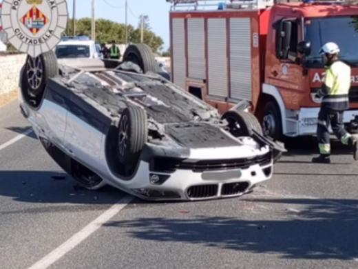 (Fotos) Accidente en la Me-24: un coche vuelca y el conductor resulta herido