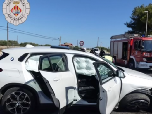 (Fotos) Accidente en la Me-24: un coche vuelca y el conductor resulta herido