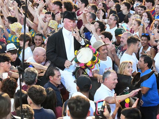 (Vídeo y fotos) Es Pla vibra con la fiesta