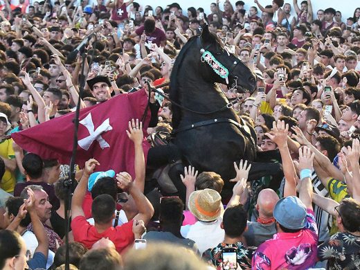 (Vídeo y fotos) Es Pla vibra con la fiesta