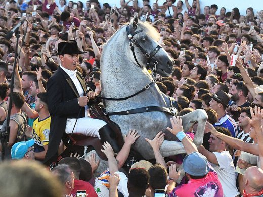 (Vídeo y fotos) Es Pla vibra con la fiesta