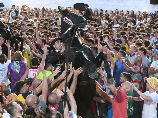 (Vídeo y fotos) Es Pla vibra con la fiesta