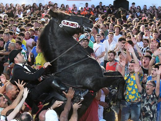 (Vídeo y fotos) Es Pla vibra con la fiesta