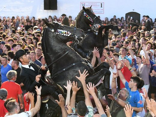 (Vídeo y fotos) Es Pla vibra con la fiesta