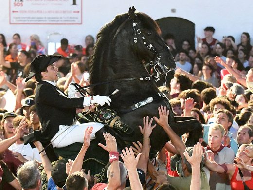 (Vídeo y fotos) Es Pla vibra con la fiesta