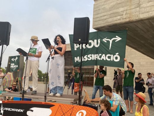 (Fotos) Más de 1.000 personas claman contra la masificación turística en Menorca