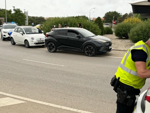 (Fotos) Accidente sin heridos entre dos coches en la rotonda del hospital