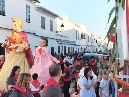 (Fotos y vídeo) Sant Joan en Sant Lluís: bujots, música y mucha magia