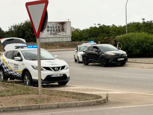 (Fotos) Accidente sin heridos entre dos coches en la rotonda del hospital