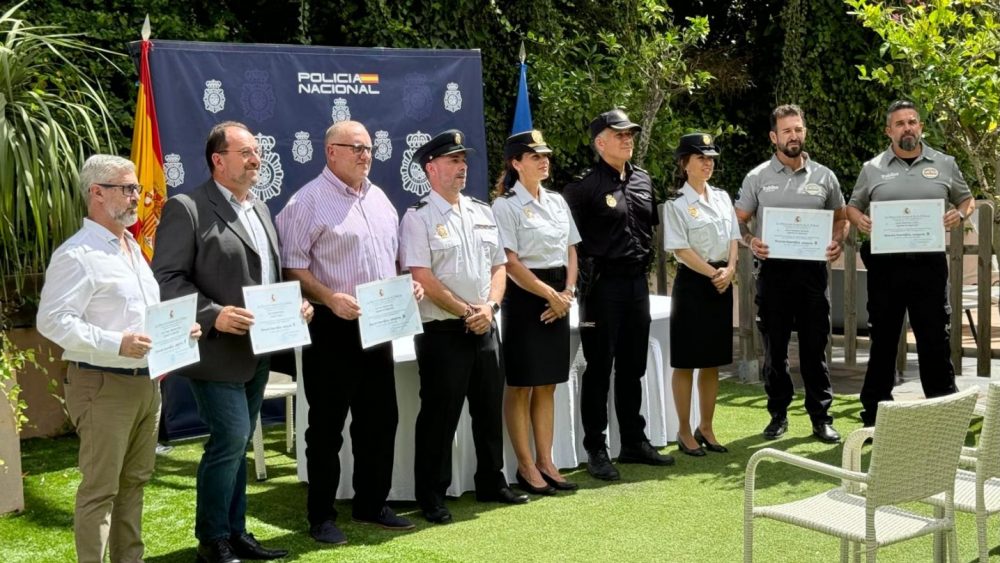 El acto reconoce la colaboración y los valores compartidos entre la policía y los galardonados.