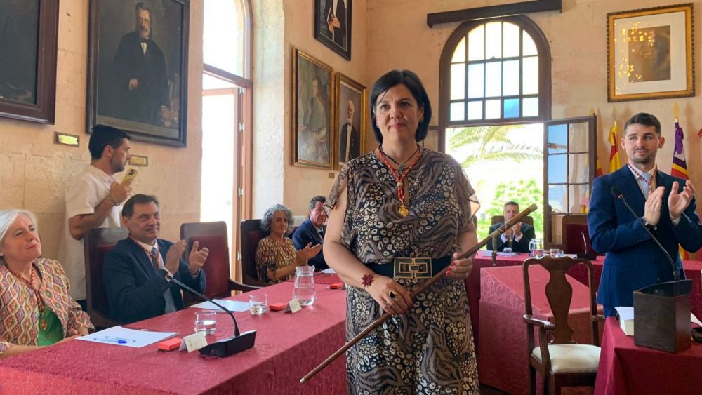 La alcaldesa, Juana Mari Pons, del PP, gobierna el Ayuntamiento de Ciutadella en minoría desde hace un año