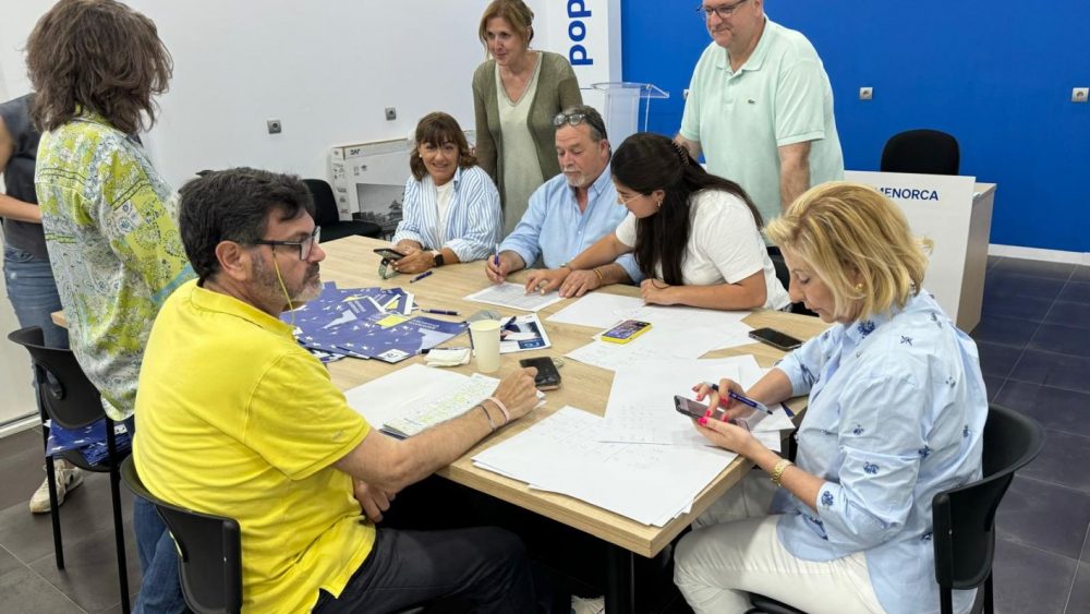 Los partidos políticos de Menorca han realizado el seguimiento de los votos en sus sedes electorales (Fotos: Tolo Mercadal)
