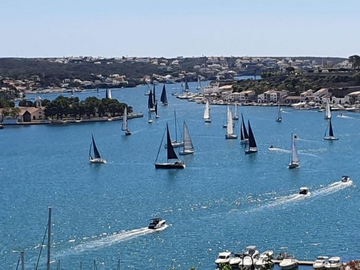 (Vídeo y fotos) ‘The Improbable’ gana la regata interior de la Menorca Sant Joan 2024