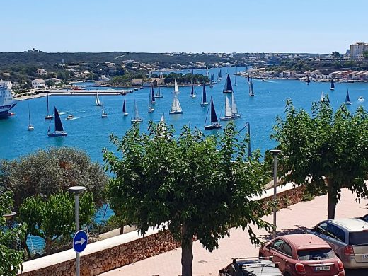 (Vídeo y fotos) ‘The Improbable’ gana la regata interior de la Menorca Sant Joan 2024