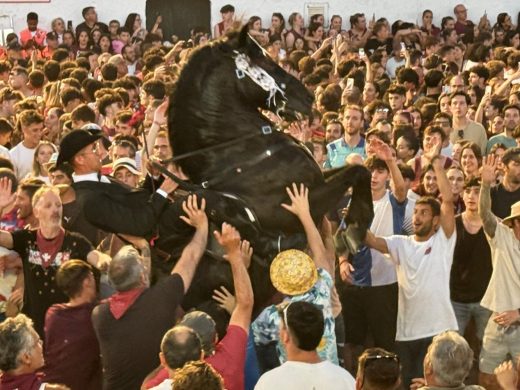 (Vídeo y fotos) Es Pla vibra con la fiesta