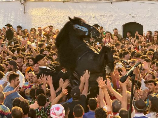 (Vídeo y fotos) Es Pla vibra con la fiesta