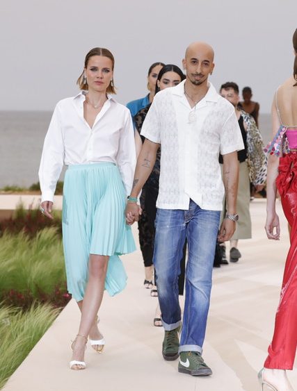 El diseñador menorquín Álex Cortés con una de sus modelos en la Pasarela de Moda Ad Lib