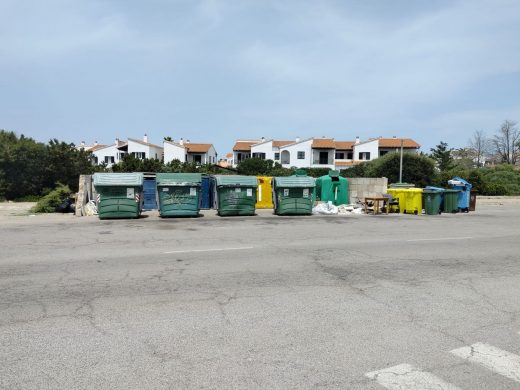 (Fotos) Acumulación de residuos y muebles abandonados en Cala en Blanes