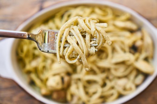 "Pasta, pues, aquí en el título del artículo, significa aquello que, mayoritariamente, tragan los italianos en sus ágapes rutinarios familiares".