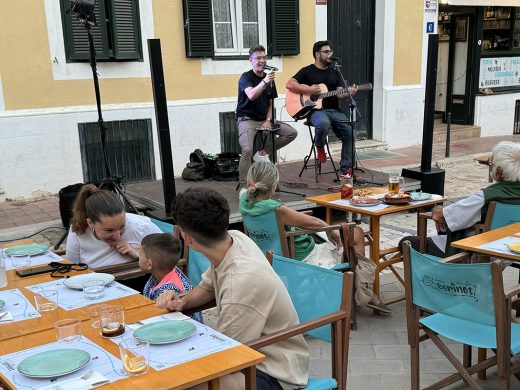 (Fotos) Empiezan 10 semanas de ‘Nits de música al carrer’ en Maó