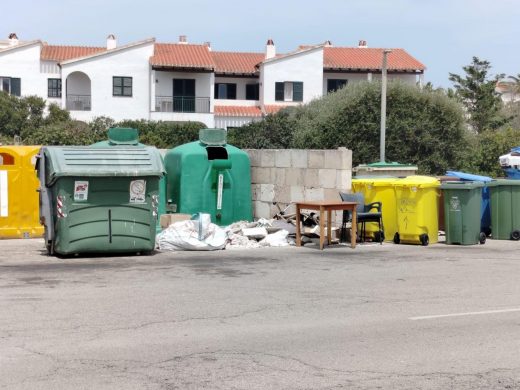 (Fotos) Acumulación de residuos y muebles abandonados en Cala en Blanes