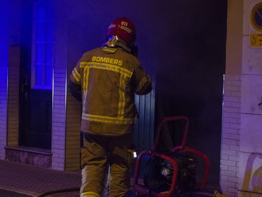 (Fotos) El fuego destruye una carpintería en Ferreries