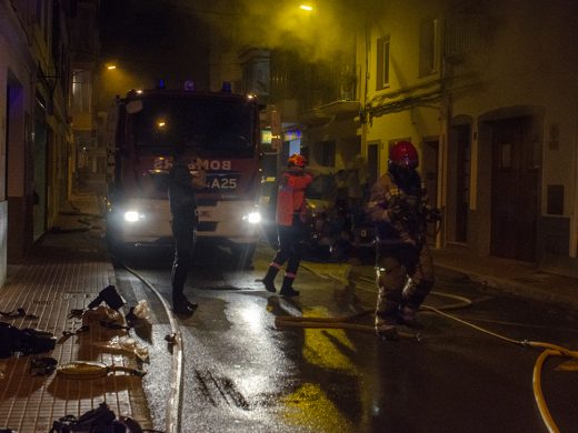 (Fotos) El fuego destruye una carpintería en Ferreries