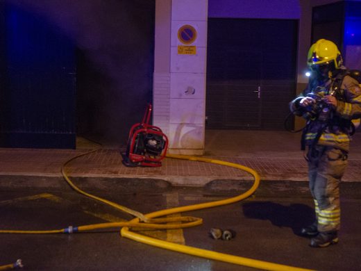 (Fotos) El fuego destruye una carpintería en Ferreries