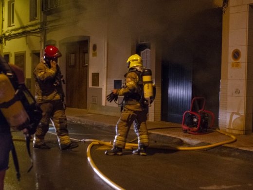 (Fotos) El fuego destruye una carpintería en Ferreries