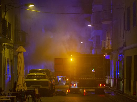 (Fotos) El fuego destruye una carpintería en Ferreries