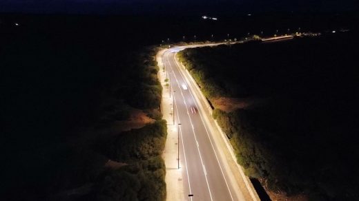 Imagen de la carretera iluminada.