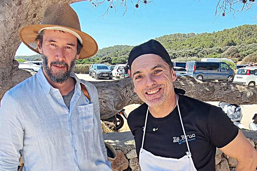 Keanu Reeves con Ariel, cocinero de Es Bruc