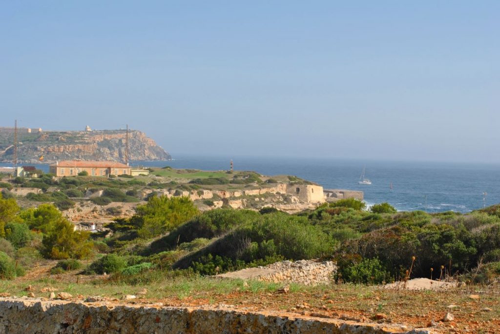 Al fondo La Mola, y antes las ruinas del castillo de Sant Felip, ambas fortificaciones en la bocana del puerto de Maó (Foto: EA)