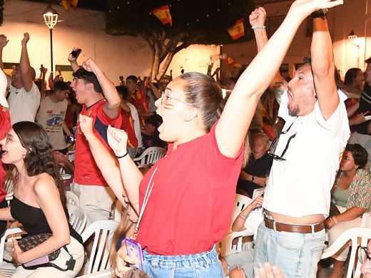 (Fotos) Marea roja de alegría en Menorca